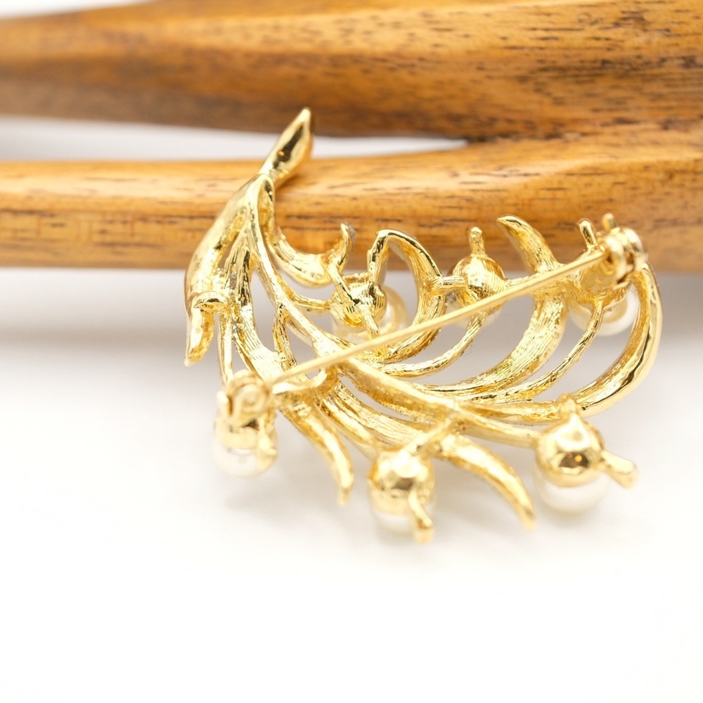 Vintage unmarked Faux Pearl and goldtone Rhinestone Pin Brooch BEAUTIFUL - Picture 9 of 14